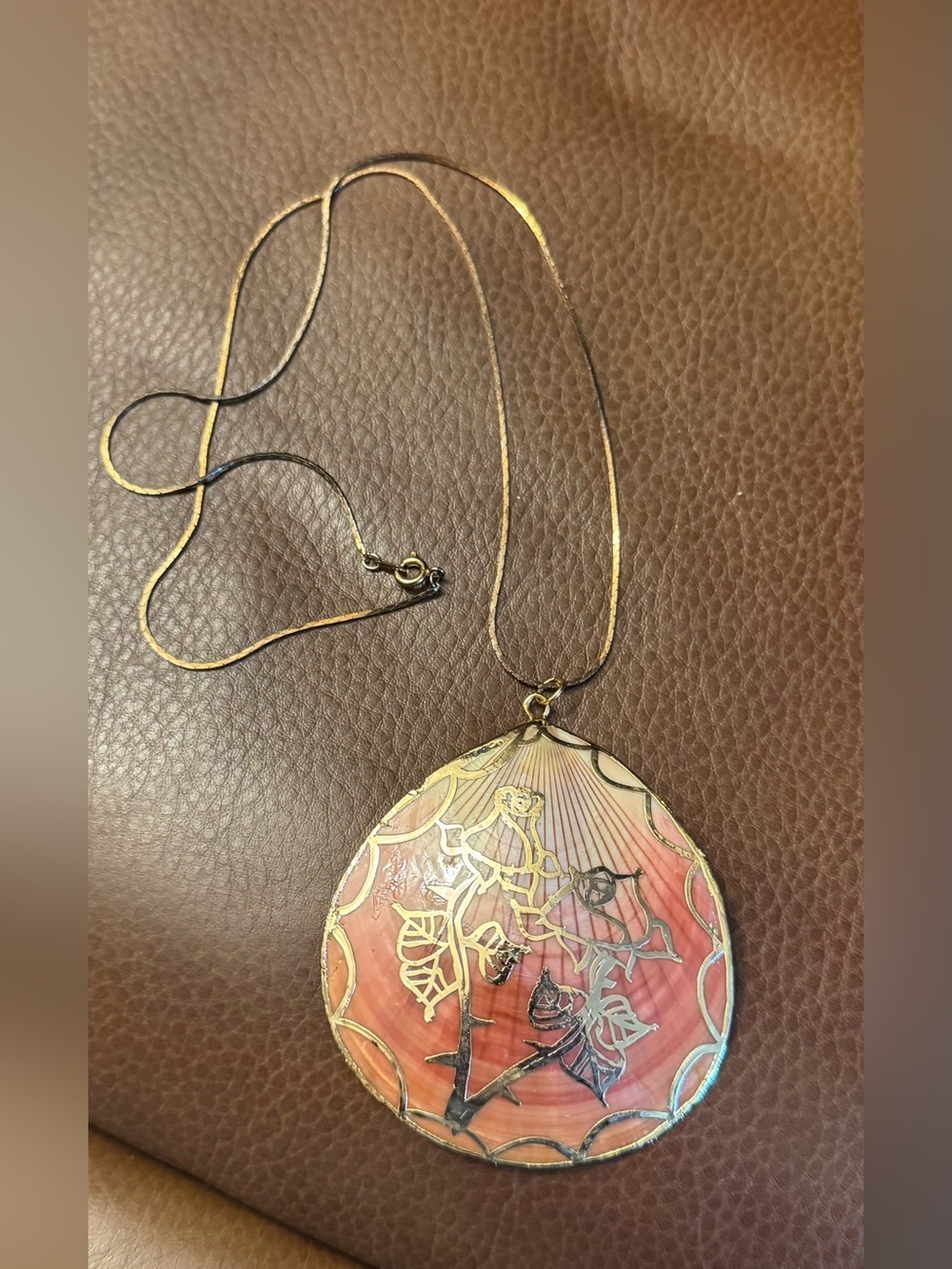 VTG 1980s boho foil rose scallop shell pendant on gold tone necklace